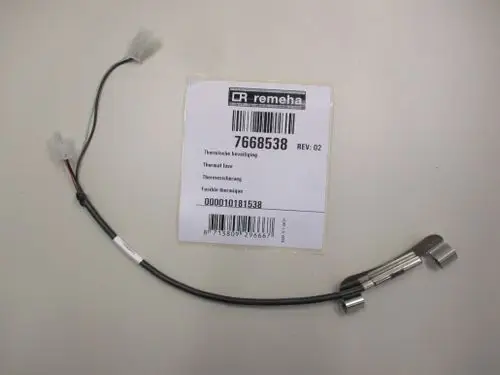 Thermosicherung von Remeha mit zwei Anschlüssen. Kabel mit Stecker und metallischem Gehäuse. Produktinformationen auf einem beigelegten Etikett.